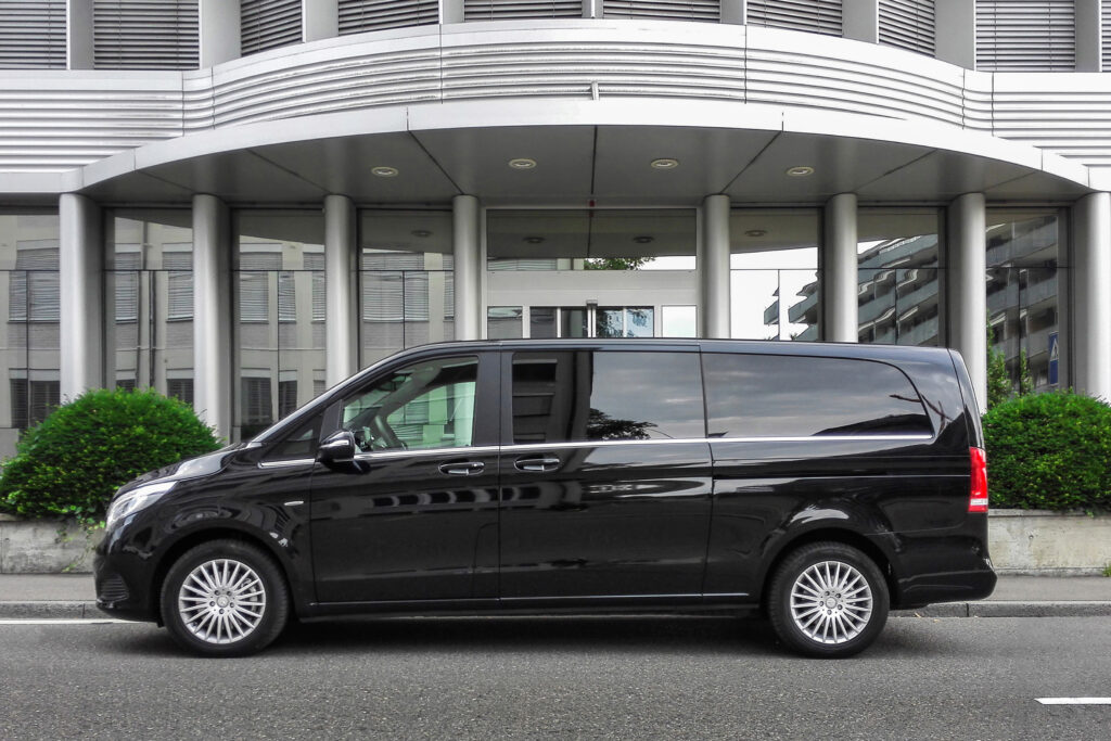 Limocity Mercedes-Benz V-Klasse schwarze Grossraumlimousine Seitenansicht Schiebetüren