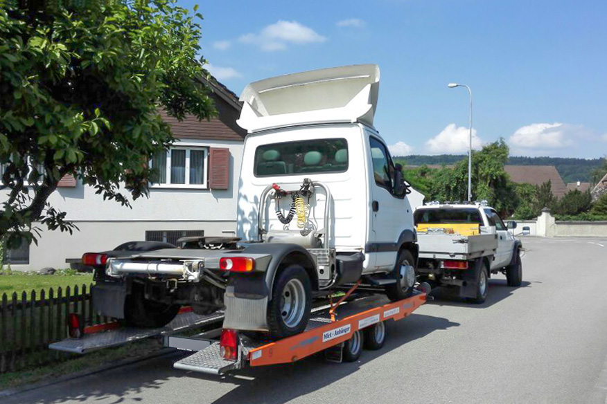 Transportlösung Autotransporter LKW auf Anhänger